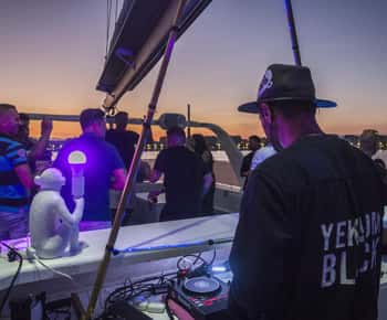 Málaga: crucero al atardecer o nocturno en catamarán con DJ en directo y bebida