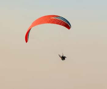 Marrakech: Paragliding, kamelenrit & Berberdorpenreis