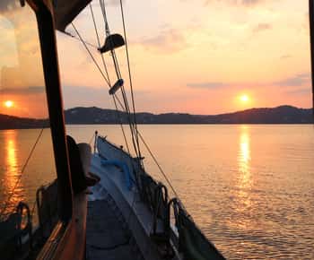 Skiathos: Crucero en barco con cena y puesta de sol