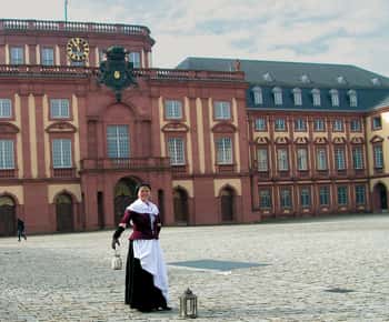 Mannheim: Public night watchman tour with night watchwoman Marie