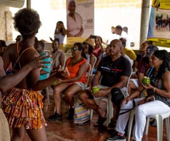 Visita San Basilio de Palenque com uma mulher nativa