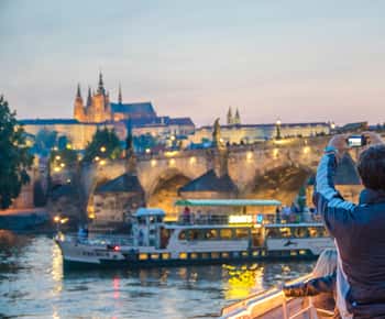 Prag: Sightseeing Bootsfahrt mit Buffet Abendessen
