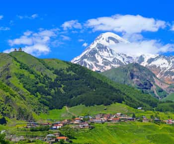 Tbilisi: Gudauri and Kazbegi Day Trip Including 4WD
