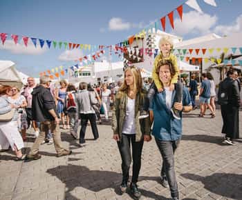 Ontdek Teguise Markt met ons Premium Transport