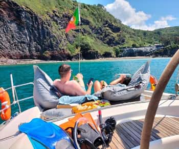 Ponta Delgada: Private Segelbootstour mit Getränken und Snacks