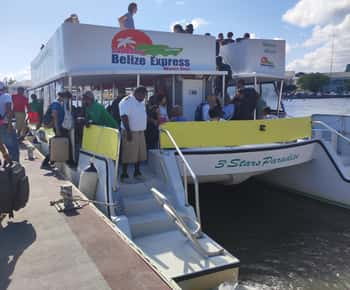 Flores: Belize/Caye Caulke/San Pedro Bestelbus of Overtocht per veerboot