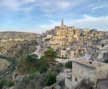 Besuch der Sassi von Matera auf Italienisch. HAUS UND KIRCHE INKLUSIVE