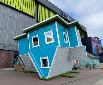 Metrocentre: Ticket für das Upside Down House