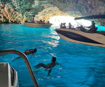 Kotor: tour guidato in barca alla Grotta Azzurra e alla Madonna dello Scoglio