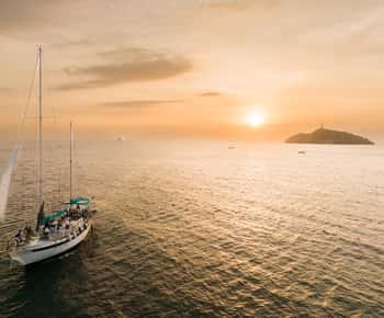 From Santa Marta: Sunset Sailboat Tour with 2 Beverages