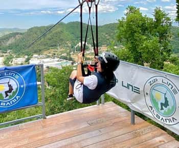 Von Tirana aus: Petrela Zipline Abenteuer mit Transport