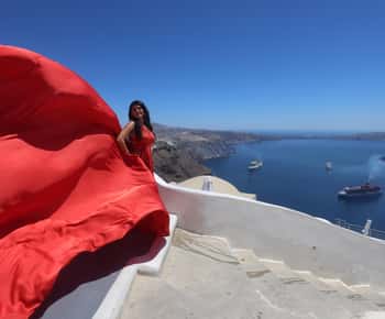 Sessão fotográfica com vestido voador em Santorini com recolha no hotel