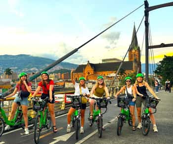 Medellín: Stadtrundfahrt mit kolumbianischen Getränken und Snacks