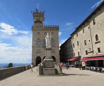 San Marino: Entdecke das alte Land mit Transfer