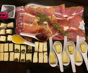 Rome: Food Tour in Trastevere with Dinner and Fine Wine