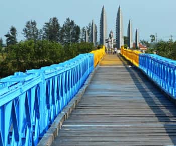 Hue Private Car to/from Dong Hoi & Phong Nha with DMZ Option