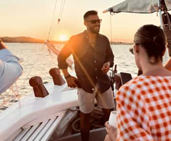 Corfu: Cruise bij zonsondergang op een klassieke boot met cocktails en snacks