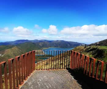 Fire Lake, Pineapple & Tea: Half-Day Jeep Tour