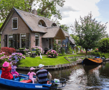 From Amsterdam: Giethoorn Guided Day Trip with Canal Cruise