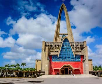 Punta Cana: Higüey City Basilica and Market Tour with Pickup