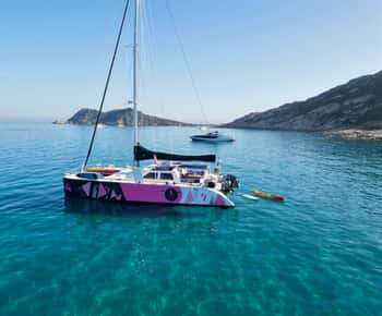 Côte d'Azur: Passeio noturno de catamarã com aperitivo