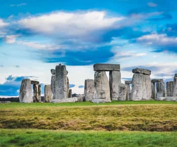 From Bath: Stonehenge & the Cotswolds Day Tour with Entry