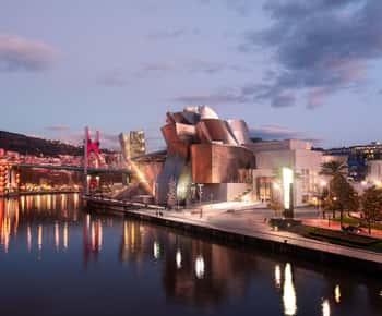 Bilbao: Express Walk with a Local in 60 minutes