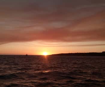 Cascais: Sunset Boat Trip with Welcome Drinks