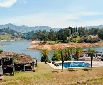 Von Guatape aus: Pablo Escobar Mansion, Paintball und Bootsfahrt