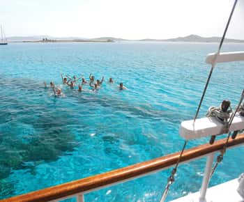 From Mykonos: Cruise to Delos and Rhenia with Lunch