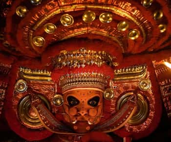 Kochi: Espectáculo nocturno de Kathakali, Theyyam y Kalaripayattu