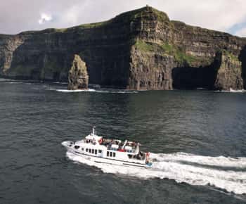 From Dublin: Cliffs of Moher, Boat Tour & Aillwee Cave