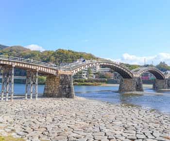 Kintai-Kyo Bridge and Iwakuni Castle with local guide 3h