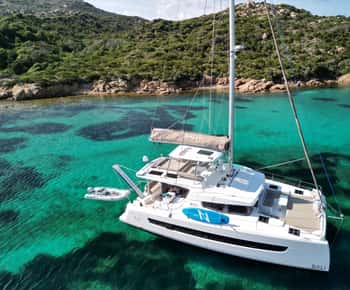 Yacht catamaran trip to the Lavezzi Islands