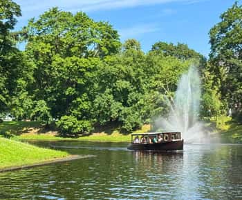 Riga: Kanal- und Flussbootstour mit Getränk und Audioguide
