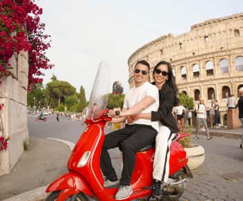 Roma: Tour gastronómico guiado por la ciudad en Vespa y degustaciones