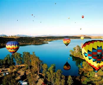 Temecula Valley: Sunrise Hot Air Balloon Ride with Champagne