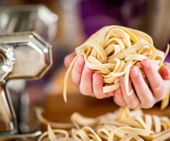 Florence: Pasta Cooking Class with Unlimited Wine
