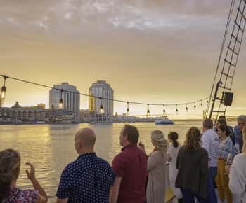 Cruzeiro ao pôr do sol em Halifax a bordo do Tall Ship Silva