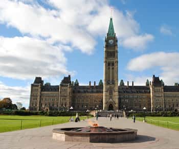 Von Montreal aus: Ottawa mit privatem Guide und Abholung
