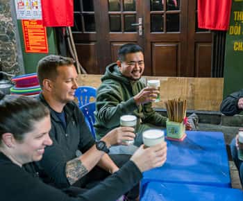 La vivace cultura Bia Hoi di Hanoi con un amante della birra
