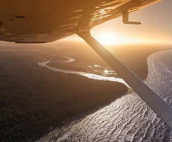 Vol en avion au-dessus de Riga ou de la Lettonie