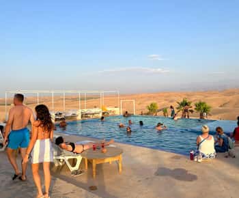 Marrakech: paseo en camello por el desierto de Agafay, piscina, cena y espectáculo.
