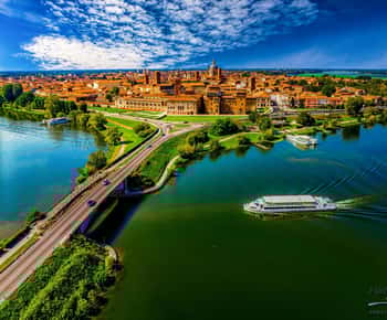 Mantua: Panorama-Stadtrundfahrt + geschützte Oase + Guide an Bord
