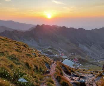 Caminhada ao pôr do sol em Transfăgărășan: Buteanu e lago glaciar Capra