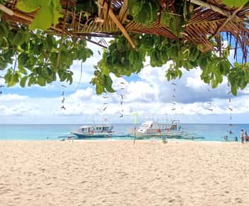 Boracay: Island Hopping Boat Tour with Crystal Cove Entry