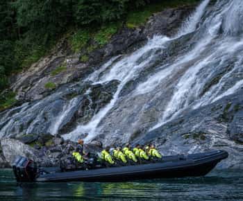 Au départ de Hellesylt : découvrez le fjord de Geiranger en RIB avec Fjordsafari.