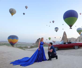 Sessione fotografica nelle valli di Göreme con palloncini e auto d'epoca
