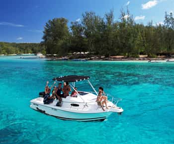Moorea: 6 H Private Boat Tour with Snorkeling and Lunch