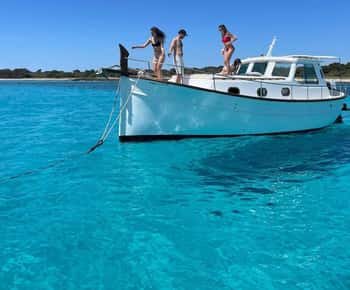 Traditionell båt 10 stränder på södra Menorca. Snorkling, SUP och drycker